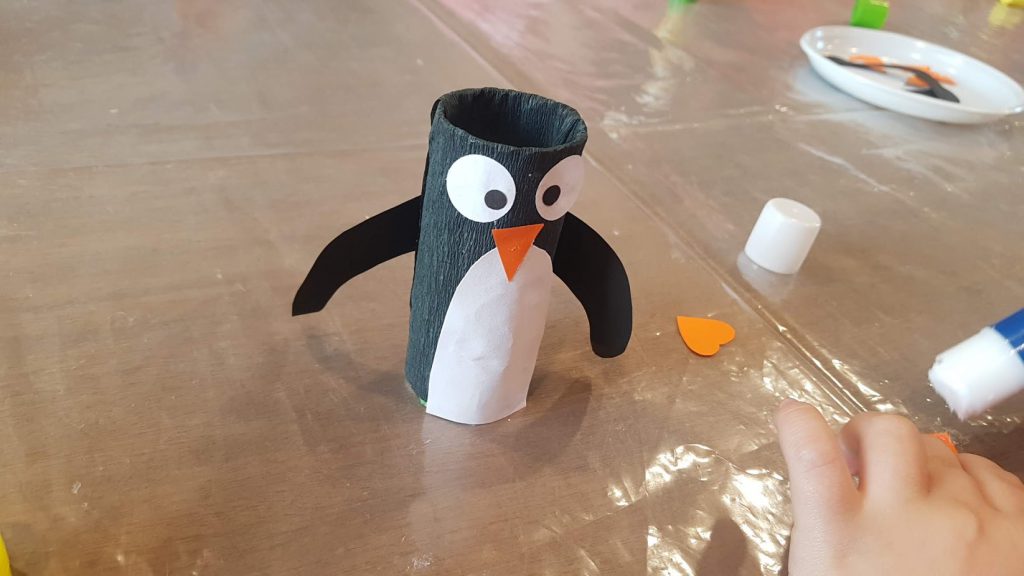 Gotowy biało-czarny pingwin z rolki po papierze toaletowym i elementów ozdobnych