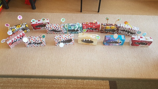 Trzynaście gotowych potworów, wykonanych przez przedszkolaki z pudełek po chusteczkach