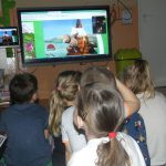 Dzieci oglądające prezentację o Muminkach