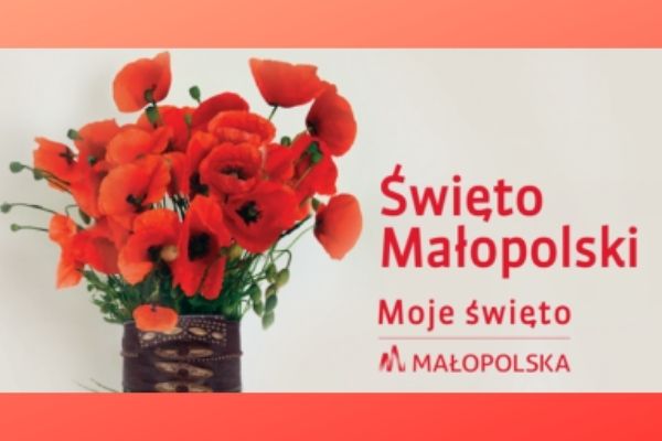 Na szarym tle po prawej stronie czerwony napis: "Święto Małopolski. Moje święto". Pod spodem logo "Małopolska". A po lewej stronie bukiet czerwonych maków