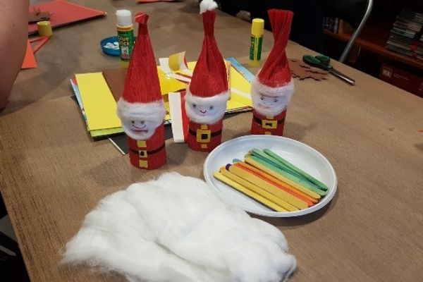 Trzy Święte Mikołaje wykonane przez nauczycielki na Zimowych warsztatach plastycznych