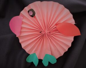 Różowa kaczka dziwaczka wykonana z papieru złożonego w rozetę.