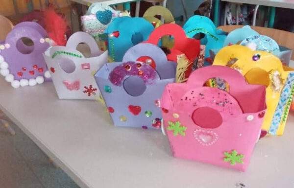 Kolorowe torebki z papieru, wykonane przez uczniów kl. I