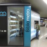 Bibliometro w Madrycie - biblioteka na stacji metra. W kolejce do wypożyczenia książek stoi dwóch mężczyzn