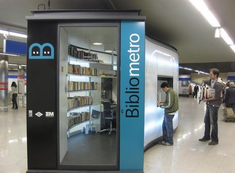 Bibliometro w Madrycie - biblioteka na stacji metra. W kolejce do wypożyczenia książek stoi dwóch mężczyzn