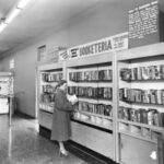 Booketeria - biblioteka w supermarkecie w Nashville w czasie II wojny światowej. Przy regale z książkami stoi kobieta