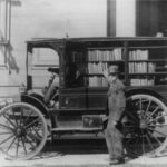 Bookmobile (samochód z książkami) - pierwsza mobilna biblioteka z 1916 r. Obok stoi mężczyzna