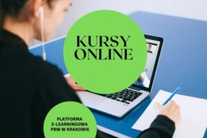 Kobieta przed laptopem. z długopisem i kartką papieru. Na środku zdjęcia w zielonym kole napis "Kursy online". Poniżej napis "Platforma e-learningowa PBW w Krakowie"