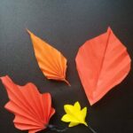 Ż.ołte, pomarańczowe i czerwone liście wykonane techniką origami