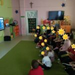 Dzieci oglądają prezentację o kosmosie