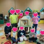 Dzieci z teatrzykiem Kamishibai w sali przedszkolnej