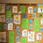 Tablica korkowa z napisem: Literackie inspiracje dzieci oraz prace przedszkolaków o wiośnie