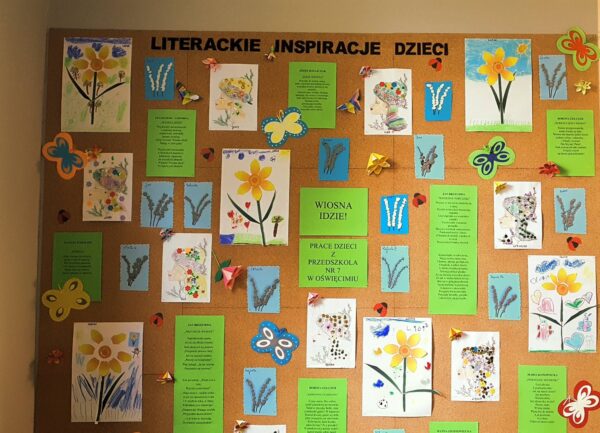 Tablica korkowa z napisem: Literackie inspiracje dzieci oraz prace przedszkolaków o wiośnie