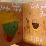 Leporello "Afryka Kazika" z zarysem Afryki i gotowaniem zupy w kotle