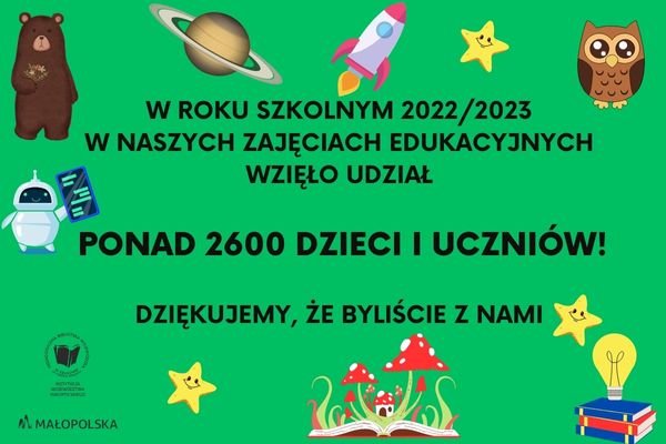 Na zielonym tle czarny napis: "W roku szkolnym 2022/2023 w naszych zajęciach wzięło udział ponad 2600 dzieci i uczniów! Dziękujemy, że byliście z nami". Wokół grafiki przedstawiające robota, niedźwiedzia, Saturna, rakietę, 3 gwiazdki, sowę, książki z zapaloną żarówką i książkę, z której wyrastają muchomory. W lewym dolnym rogu logo PBW