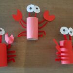 3 czerwone kraby z rolek po papierze toaletowym, kolorowego papieru i drucików kreatywnych