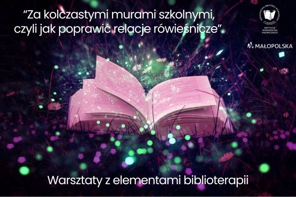 Na środku otwarta książka leżąca na trawie, wokół zielone i fioletowe światełka. U góry napis: "Za kolczastymi murami szkolnymi, czyli jak poprawić relacje rówieśnicze". Na dole napis: Warsztaty z elementami biblioterapii. W prawym górnym rogu logo PBW