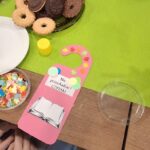 Różowa zawieszka na drzwi z napisem: Nie przeszkadzać! CZYTAM