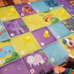 Mata do Photona, na której są ustawione kolorowe kubki i robot. Wokół siedzą dzieci