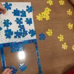Dzieci układają puzzle z bajkami