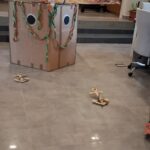 Przedszkolaki ciągną kotwice z tektury, zawieszone na sznurkach i zaczepione na pirackim statku