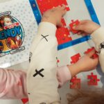 Dzieci układają puzzle związane z legendami polskimi