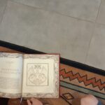 Na dywanie leży rozłożona książka o smokach