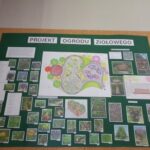 Na ciemnozielonym plakacie projekt ogrodu ziołowego