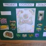 Projekt ogrodu ziołowego na ciemno-zielonym tle.