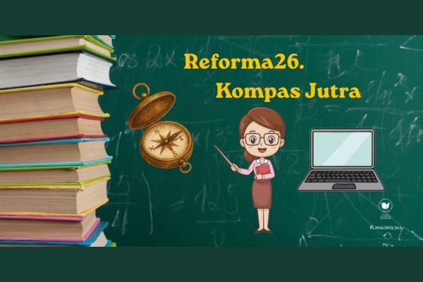 Na tle ciemnozielonej tablicy szkolnej żółty napis: Reforma 26. Kompas Jutra. Poniżej nauczycielka za wskaźnikiem, po prawej stronie otwarty laptop, po lewej kompas i stos książek. W prawym dolnym rogu logo PBW