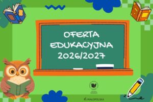 Na jasnozielonym tle na środku zielona tablica szkolna z napisem: Oferta edukacyjna 2026/2027. U góry otwarte książki, w lewym dolnym rogu sowa czytająca książkę, w prawym dolnym rogu ołówek. Poniżej tablicy logo PBW